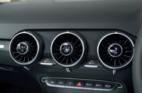 センターに並んだ3つのエアコン吹き出し口はそれぞれ、中央部分が（写真左から順に）風量調節、温度調節、送風モードのスイッチになっている。