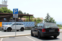 バカンス用グッズを満載してポーランドから来た「フォルクスワーゲン・パサート」（写真右）と、オランダナンバーの「ランドローバー・レンジローバー イヴォーク」。