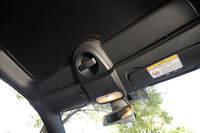 ルーフは、ウインドシールド上部のレバーを回してロックを解除した後、センターコンソールのボタン操作で電動開閉が可能。開閉に要する時間は12秒と短い。