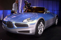 
	「B9スクランブラー」
	オン・オフを問わずオープンエアを楽しみたいというおもいを表現した「2シーターHEV（ハイブリッド・エレクトリック・ビークル）」。中低速は電気モーターで走行し、エンジンは発電のみに使用する。駆動方式はジマンの「Symmetrical AWD」。
	 