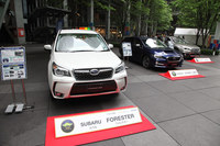 2014年度「JNCAPファイブスター賞」表彰式の会場に並べられたスバル車。2014年に初めて予防安全性能評価が実施されて以来、スバルのアイサイト搭載車はすべてが最高ランクの評価を獲得している。