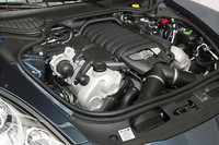 「4S」に搭載されるのは「S」と同スペックの、4.8リッターV8自然吸気ユニット。パナメーラではエンジンにかかわらず、PDKを選ぶことで、アイドリングストップ／スタート機能が備わる。