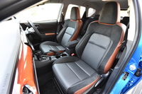 「120T」には専用のスポーツシートが装着される。インストゥルメントパネルに同調したシート側面の色づかいがユニーク。