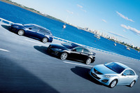 （写真左から）アテンザスポーツワゴン、アテンザスポーツ、アテンザセダン。今後も3つのボディスタイルでモデル展開する。