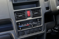 エアコンは温度、風量を個別に調整するマニュアル式。「KC」「KCパワステ」「KCパワステ農繁仕様」はエアコンレスとなる。