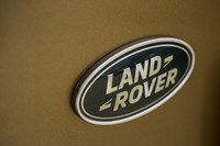 今回の改良では、グリルやホイール、テールゲートを飾る「LANDROVER」バッジのデザインも変更された。
    