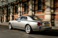 ロールス・ロイスのエントリーモデルとして、2010年にデビューした「ゴースト」。標準モデルとストレッチバージョンである「エクステンデッドホイールベース」の2種類が用意される。
    