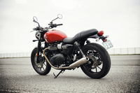 「ストリートツイン」
	ボディーサイズ：全長×全幅×全高＝--×785×1114mm
	ホイールベース：1415mm
	重量：198kg
	エンジン：900cc 水冷4ストローク 並列2気筒 SOHC 4バルブ
	最高出力：55ps（40.5kW）/5900rpm
	最大トルク：8.2kgm（80Nm）/3230rpm