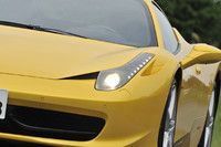 LEDを用いたヘッドランプが特徴的なフロントまわり。エアインテーク内のウイングは弾力性のあるもので、車速に応じて変形、空気抵抗を変化させる。