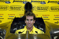 カーボン剥き出し状態のマシンに乗り込むファーマン。彼が呼んだスポンサーのカラーに塗られるのか？