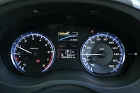 アイスブルーの照明や精密な文字盤で、先進性や性能の高さを表現したという「ルミネセントメーター」。
    