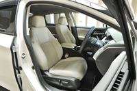 シート表皮は本革とプライムスムース（柔らかな感触の合皮）のコンビタイプ。