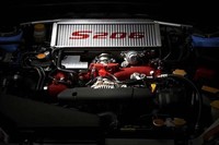 スペシャルチューンが施されたエンジンは、320ps、44.0kgmを発生する。