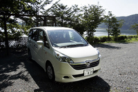 【テスト車のオプション】フローリングフロア＝5万2500円／トップライトルーフ＝9万4500円／ディスチャージヘッドライト＝4万2000円／フロアカーペットマット＝3万7800円／HDDナビゲーション＝24万1500円