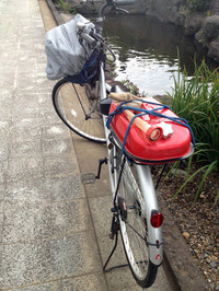 【その6】原付バイクの祖先、ホンダの自転車バイク「バタバタ」が復活？　と思ったら、単に小型の灯油輸送用タンクだった。