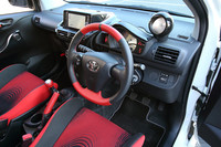 赤と黒のツートンカラーで仕立てられるインテリア。ダッシュボードの上には、別体型のタコメーターが置かれる。