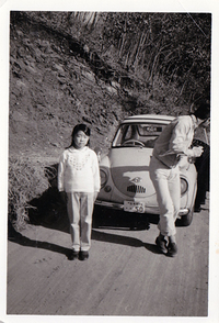 1968年、女房の実家における初期の自家用車「スバル360」。写っているのは義姉（当時8歳）。