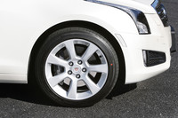 ホイールは今回試乗した「ラグジュアリー」が17インチ、「プレミアム」が18インチ。ともにランフラットタイヤが組み合わされる。