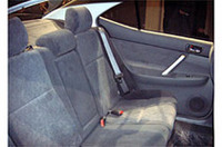 
	大人がゆったりと足を組んで座れる、という後席。
	 