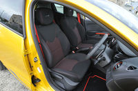 シートはファブリック表皮のスポーツタイプ。オレンジステッチとR.S.ロゴがあしらわれる。