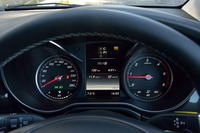 メーターのデザインは、アナログタイプの2眼式。中央に、マルチインフォメーションディスプレイが備わる。