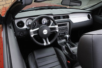 「コンバーチブル プレミアム」のキャビンは、比較的立ったAピラーのおかげで、開放感が高い。左ハンドルのみの設定。