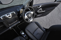 左右のエアコン吹き出し口が丸型に変更されるなど、ダッシュボードのデザインが新しくなった。