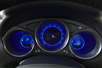 メーターはエンジン回転計、速度計、燃料計の3眼式。メーターの照明は、白や青など、5種類の中から選択できる。
    