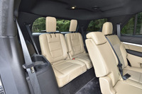 サードシートは成人男性にも必要十分な居住空間をもつ。着座姿勢も健康的だ。