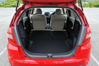 ユーティリティーの高さは「フィット」の売りのひとつ。センタータンクレイアウトは、2013年に登場する新型に継承されるのではないだろうか。