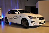 高速道路での自動運転の研究に用いられるトヨタの新しい実験車。
    