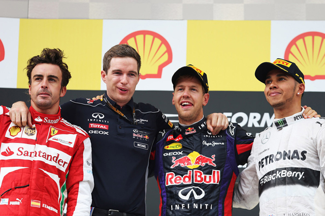 レッドブル・レーシング2013 コンストラクターズ チャンピオンTシャツ、アストン マーティン RBR コーチジャケット等 XLサイズ