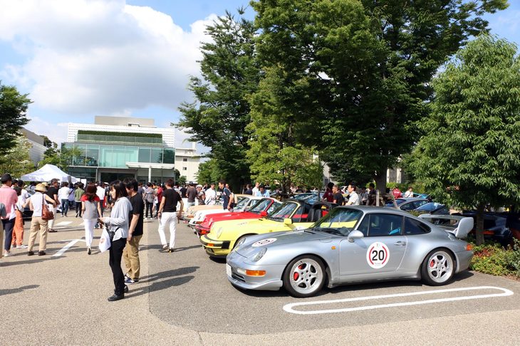 参加者だけでなく、多くのポルシェファンでにぎわった代官山T-SITEの駐車場。会場内はちょっとした“911ミュージアム”となり、熱心に各車に見入る人たちの姿も……。
