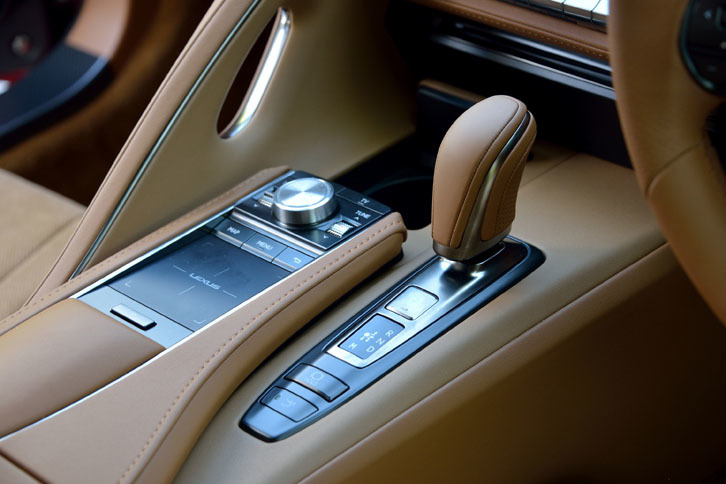 トランスミッションは、新開発の10段ATのみ。シフトレバーの周辺には、インフォテインメントシステムの操作デバイス「リモートタッチ」がレイアウトされる。