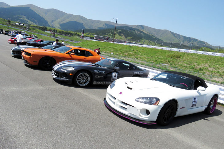 過日の「AUTO-X（オートクロス）」にて、日なたぼっこ中のモバー軍団の図。同価格帯の輸入スポーツカーの中でも、「バイパー」は“走ってる”個体やオーナーさんが多いモデルだと思う。