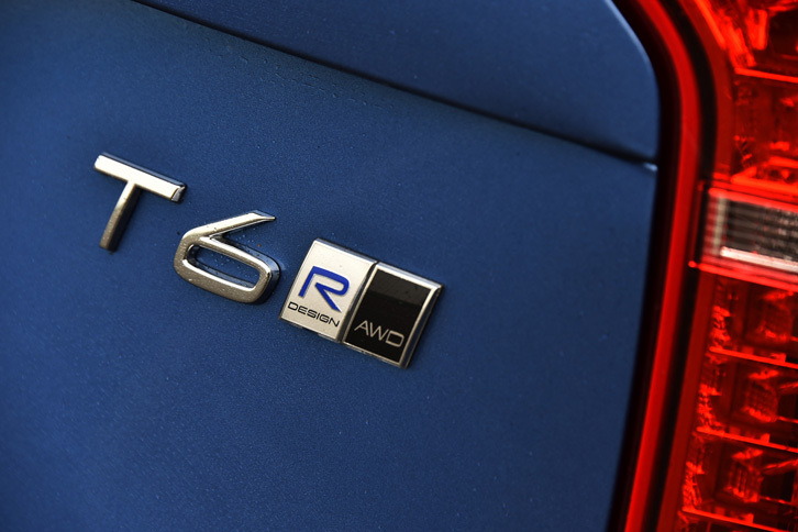 テールゲートを飾る「T6 AWD R-DESIGN」のバッジ。