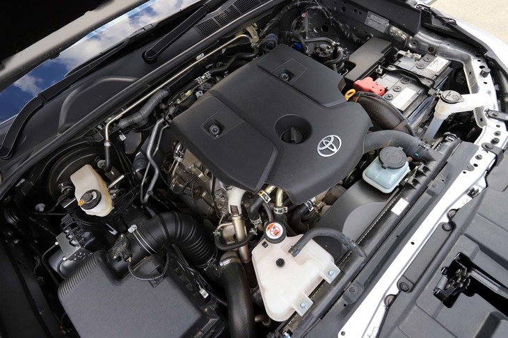 日本に導入される「ハイラックス」のパワーユニットは、2.4リッター直4ディーゼルターボのみ。最高出力150ps、最大トルク400Nmを発生する。組み合わせられるトランスミッションは6段ATのみとなる。