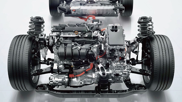 新型2.5リッター直列4気筒エンジンをベースとするハイブリッドユニット。JC08モードの燃費値は、先代モデルの25.4km/リッターを大幅に上回る33.4km/リッターを記録する。