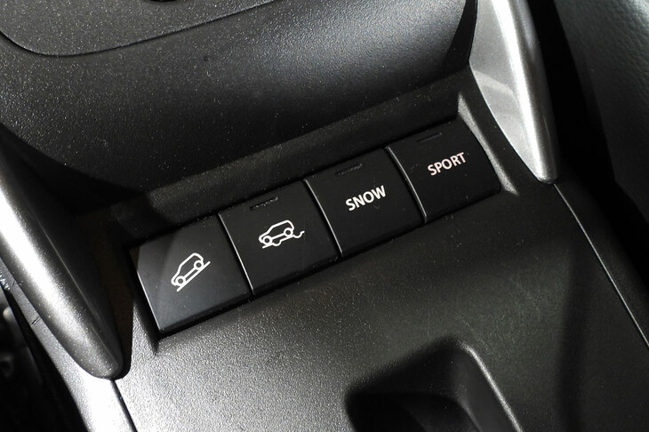 スズキ・フロンクス（「ヒルディセントコントロール」「グリップコントロール」「スノーモード」「スポーツモード」のスイッチ）