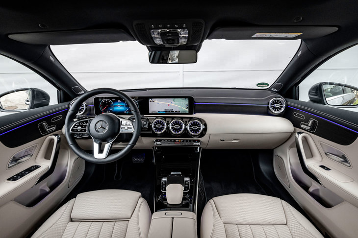 2枚の大きな液晶ディスプレイが目を引くインストゥルメントパネルまわり。ダッシュボードの意匠についても、センタークラスターとセンターコンソールが一続きとなっていた“T字形”のデザインをやめ、より横基調なイメージとなった。