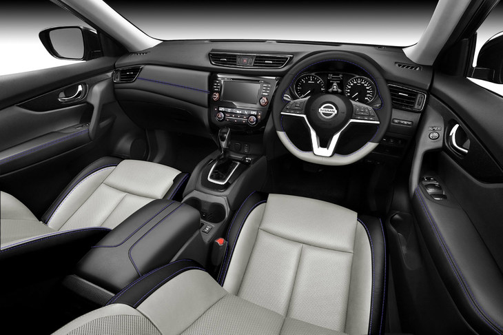 ストーンホワイトでコーディネートされた「日産エクストレイルAUTECH」のインテリア。