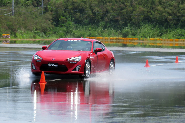 散水路では「トヨタ86」を使ってウエット路面での比較試乗を実施。このほかにも、パイロンでできた特設コースでグリップ性能を試すプログラムも用意されていた。