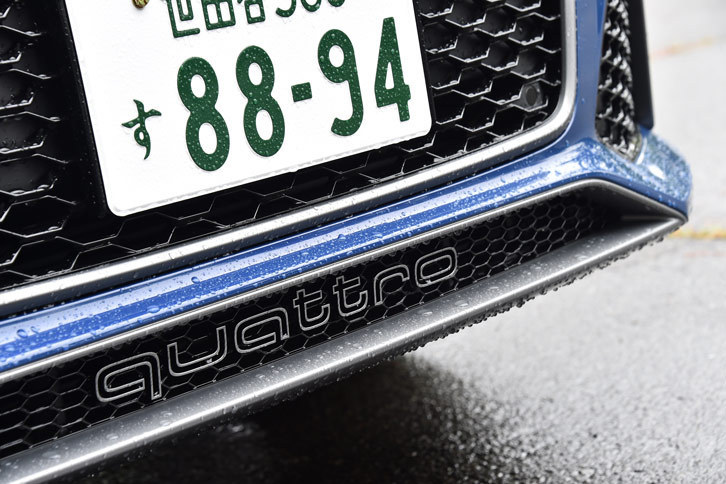 フロントのロワーグリルに施された「quattro」のロゴ。