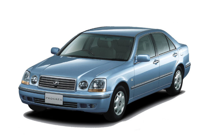 1998年に発表されたトヨタの小さな高級車「プログレ」。同時期に販売されていた「コロナ プレミオ」より小さくて値段は約2倍というプログレのポジショニングは、現在の「レクサスLBX」とよく似ている。