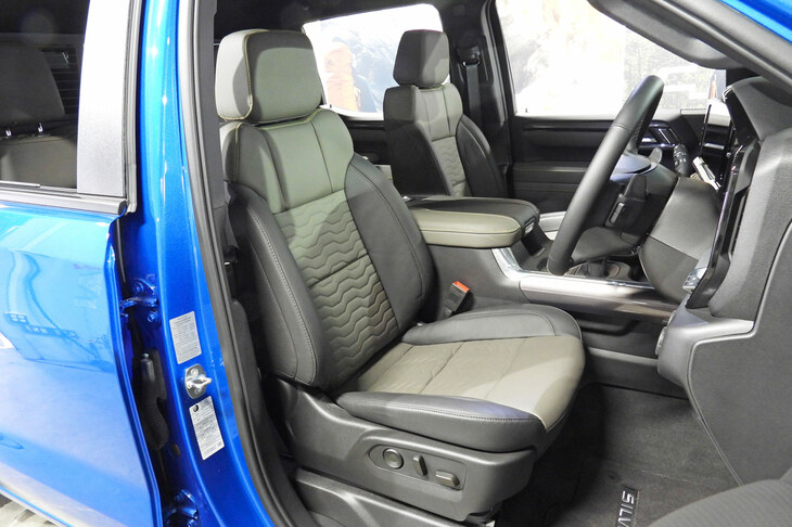 シボレー・シルバラードZR2（フロントシート）