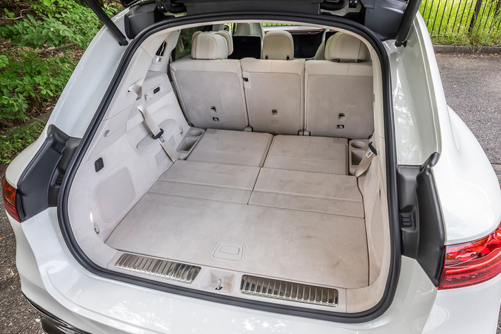 荷室容量は7人乗車時で195リッター。3列目シートをたたむと800リッターに（写真）、2列目シートもたたむと2020リッターに拡大できる。シートの格納・展開は3列目が手動式、2列目が電動式となる。
