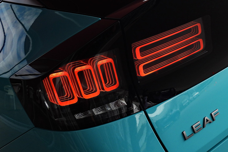 日産リーフB7 G（3Dホログラムリアコンビネーションランプ）