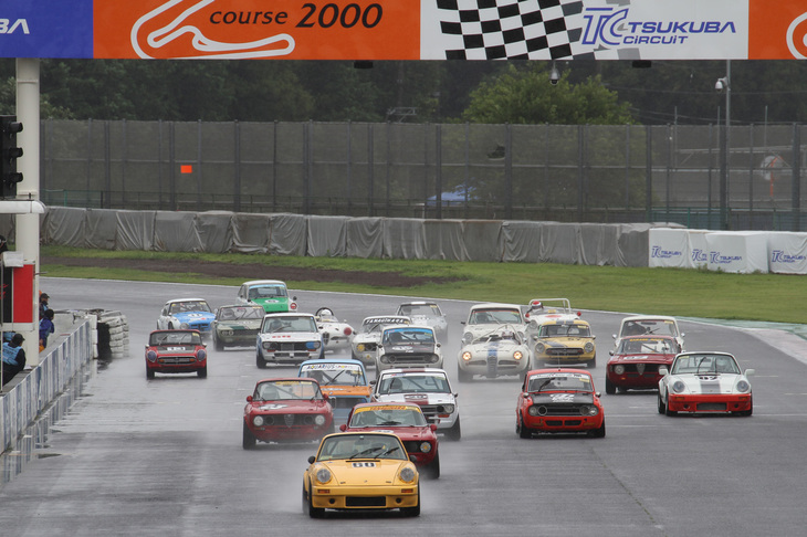 22台が出走した、エンジンとサスペンションの改造が認められるSレース（1965年までの車両によるS65レースと1968年前後のS68レース、1970～75年のS75レースの混走）のスタートシーン。