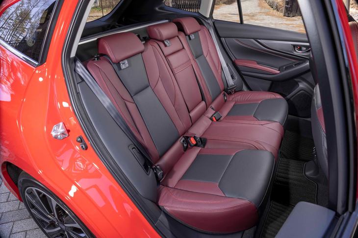 後席も前席と同様に、ボルドー×ブラックの本革仕立て。シートヒーター（左右席のみ）とリクライニング機能が備わる。