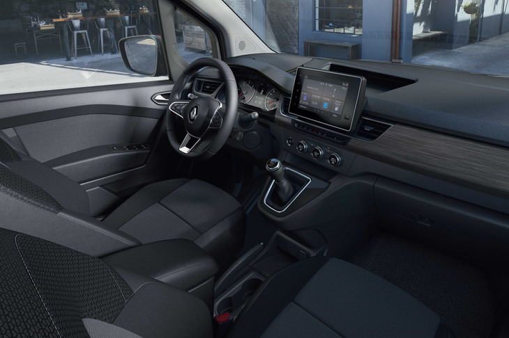 ダッシュボードにウッド調パネルが貼られるなど、現行モデルと比べると内装の質感が飛躍的に高まっている。